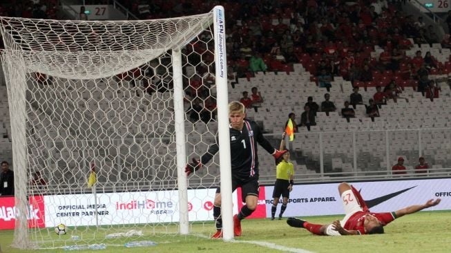 Timnas Indonesia yang dilatih Luis Milla saat melawan Islandia di Gelora Bung Karno, (14/1). (Suara.com/Oke Atmaja)