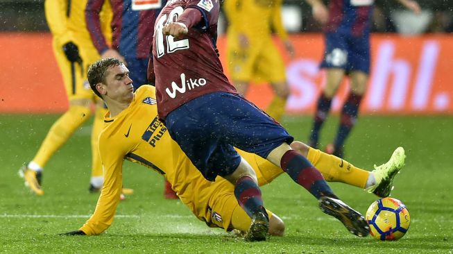 Pemain Atletico Antoine Griezmann menghalau laju pemain Eibar [AFP]