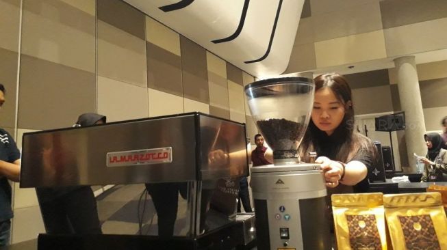 Kompetisi barista terbesar di Indonesia tahun ini mengusung tema Coffe For Unity. (Suara.com/Risna Halidi)