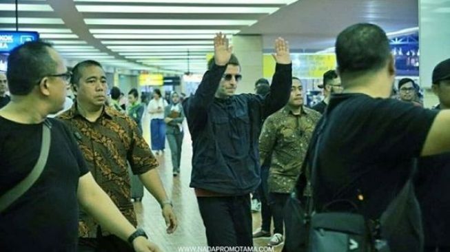 Liam Gallagher saat tiba di Bandara Soekarno-Hatta, Sabtu (13/1/2018) [Instagram/nada_promotama]