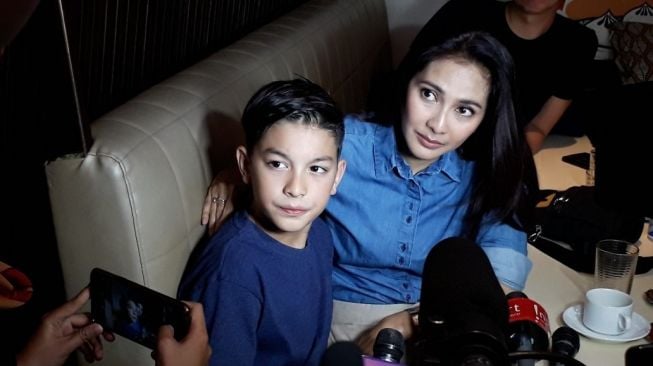 Wawancara: Maudy Koesnaedi Bangga Putranya Main Film Layar Lebar