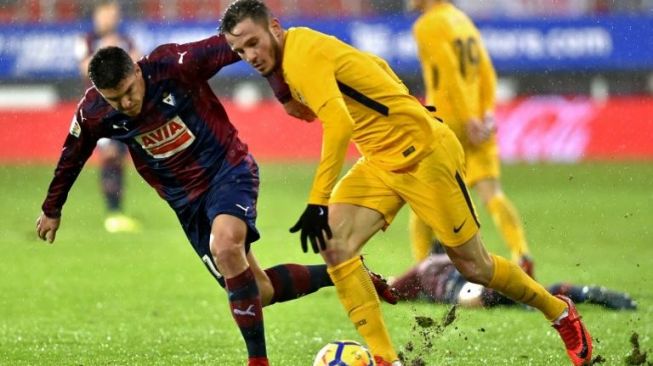 Pemain Atletico Saul Niguez menghindari kejaran pemain Eibar [AFP]