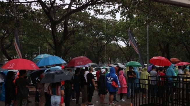 Antrean penonton di konser Liam Gallagher. (Wahyu Tri Laksono/Suara.com)