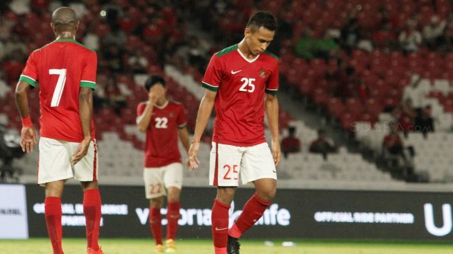 Timnas Indonesia yang dilatih Luis Milla saat melawan Islandia di Gelora Bung Karno, (14/1). (Suara.com/Oke Atmaja)