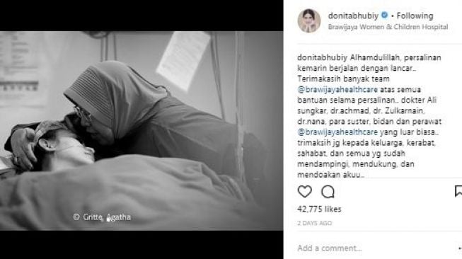 Proses persalinan Donita. [Instagram]