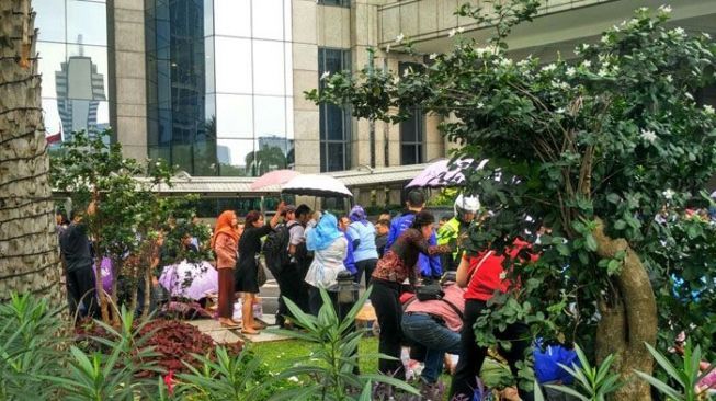 Korban yang tertimpa reruntuhan selasar lantai 1 Tower 2 gedung Bursa Efek Indonesia, di kawasan SCBD, Jakarta Selatan, yang mendadak roboh, Senin (15/1/2018) siang. [Suara.com/Agung Sandy Lesmana]