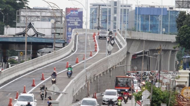 Sejumlah kendaraan melintas di Flyover Pancoran, Jakarta, Senin (15/1). 