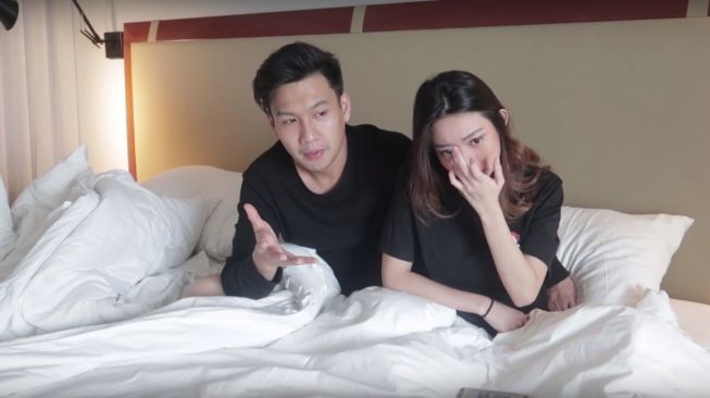 Fendy Chow dan Stella Cornelia saat mengumumkan kehilangan calon bayi mereka [YouTube/Fendy & Stella]