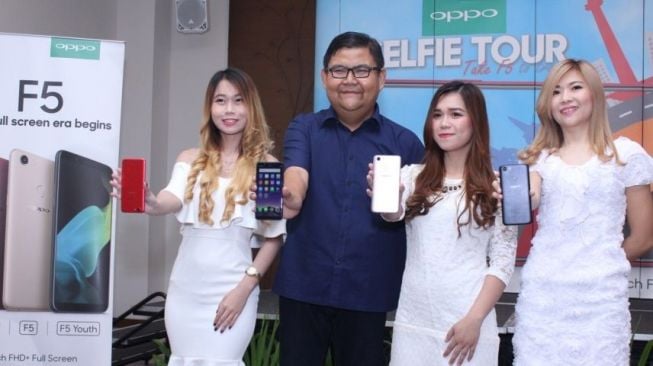 OPPO Luncurkan OPPO F5 Red di "Selfie Tour with OPPO F5"