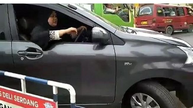 Viral, Emak-emak Judes Terobos Barikade Polisi sambil Marah-marah