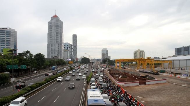 Sejumlah kendaraan melintas di Flyover Pancoran, Jakarta, Senin (15/1). 