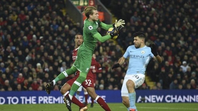 Penjaga gawang Liverpool Loris Karius mengamankan bola [AFP]