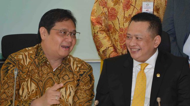 Ketua Umum Partai Golkar Airlangga Hartarto (kiri) berdiskusi dengan calon Ketua DPR dari Fraksi Golkar Bambang Soesatyo disela pengumuman calon ketua DPR dari Fraksi Golkar di Kompleks Parlemen, Senayan, Jakarta, Senin (15/1). 