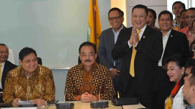 Ketua Umum Partai Golkar Airlangga Hartarto (kiri) memperkenalkan calon Ketua DPR dari Fraksi Golkar Bambang Soesatyo (ketiga kanan) disaksikan Ketua Fraksi Golkar Robert Joppy Kardinal (kedua kiri) saat memberikan keterangan kepada wartawan di Kompleks Parlemen, Senayan, Jakarta, Senin (15/1).