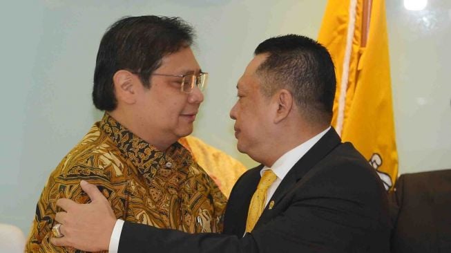 Ketua Umum Partai Golkar Airlangga Hartarto (kiri) menyalami calon Ketua DPR dari Fraksi Golkar Bambang Soesatyo sebelum memberikan keterangan kepada wartawan terkait pengumuman calon ketua DPR dari Fraksi Golkar di Kompleks Parlemen, Senayan, Jakarta, Senin (15/1).