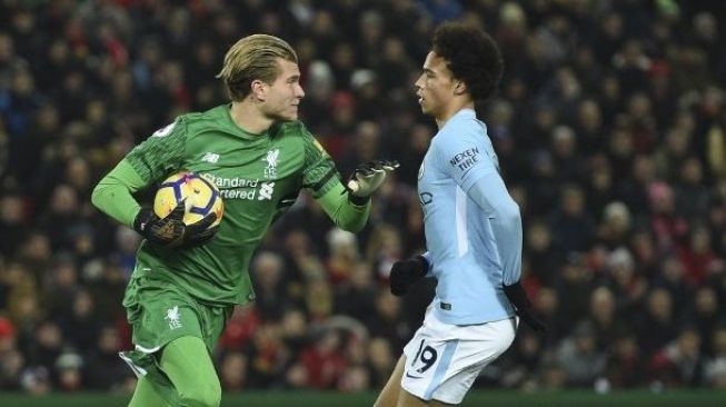 Penjaga gawang Liverpool Loris Karius dihalang-halangi pemain Man City Kelechi Iheanacho [AFP]