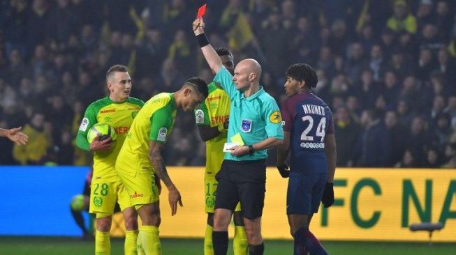 Pemain Nantes Diego Carlos menerima kartu merah dari wasit Tony Chapron saat menghadapi PSG [AFP]