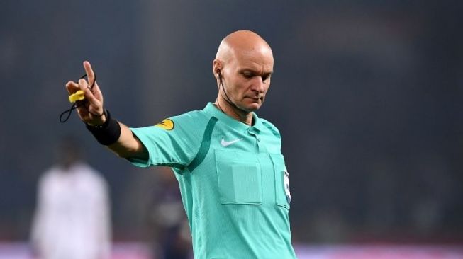 Tony Chapron, wasit yang memimpin laga Nantes vs PSG [AFP]