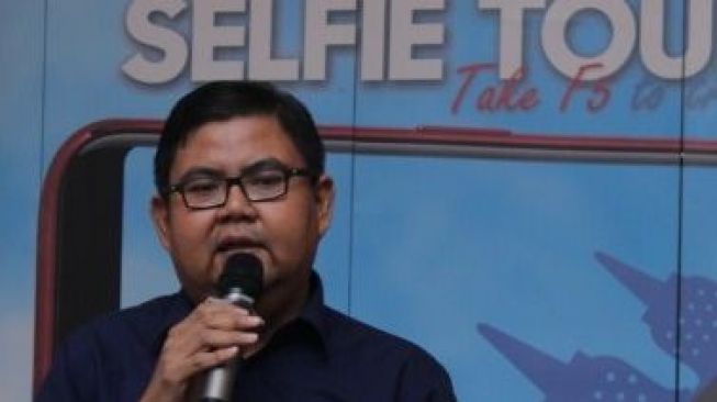 PR Manager OPPO Indonesia, Aryo Meidianto menjelaskan OPPO F5 dalam "Selfie Tour with OPPO F5" di Manado. Perangkat ini memiliki fitur utama Full Screen FHD+ dan A.I. Beauty Recognition Technology, yang memungkinkan pengguna mendapatkan hasil selfie yang lebih nyata dan membawa fotografi smartphone ke era baru. (Sumber: Istimewa)