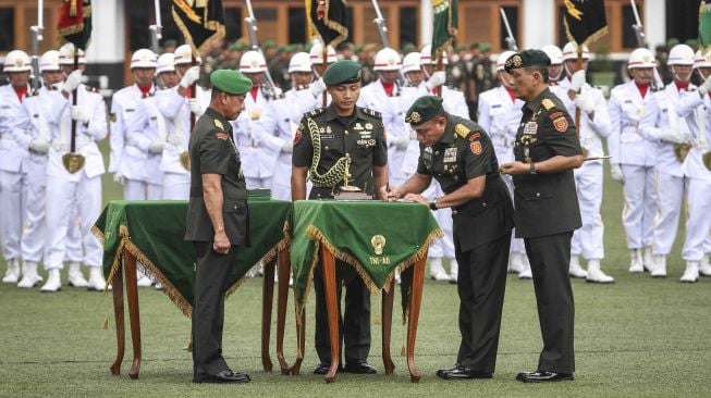 Kepala Staf TNI Angkatan Darat (KSAD) Jenderal TNI Mulyono (kiri) menyaksikan mantan Panglima Komando Strategis Angkatan Darat (Pangkostrad) Letjen TNI Edy Rahmayadi (kedua kanan) menandatangani naskah serah terima jabatan disaksikan Pangkostrad yang baru Letjen TNI Agus Kriswanto (kanan) di Markas Besar TNI Angkatan Darat (Mabesad), Jakarta Pusat, Senin (15/1). 