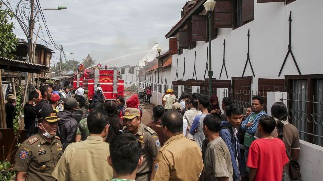 Gedung Museum Bahari di Jalan Pasar Ikan, Penjaringan terbakar, Jakarta, Selasa (16/1). 