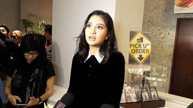 Mikha Tambayong Didampingi Kekasih saat Gala Premier Filmnya?