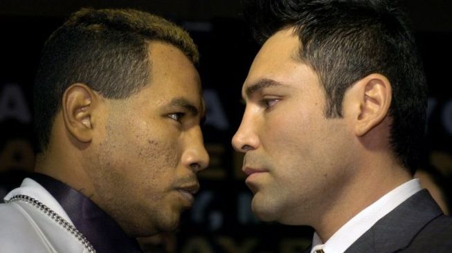 Ricardo Mayorga (kiri) dan Oscar De La Hoya jelang pertarungan kedua petinju, 6 Mei 2006. [AFP/Stan Honda]