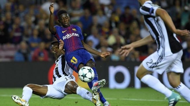 Pemain Barcelona Ousmane Dembele dijatuhkan pemain lawan [AFP]
