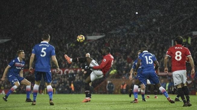 Pemain MU Romelu Lukaku melepaskan tendangan akrobatik ke gawang Stoke [AFP]