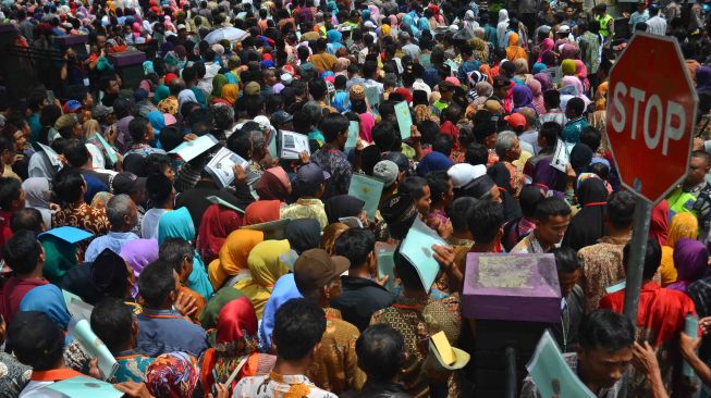 Ribuan warga memadati ruas jalan usai menghadiri penyerahan sertifikat tanah oleh Presiden Joko widodo di Taman Lokasa, Kabupaten Tasikmalaya, Jawa Barat, Selasa (16/1). 