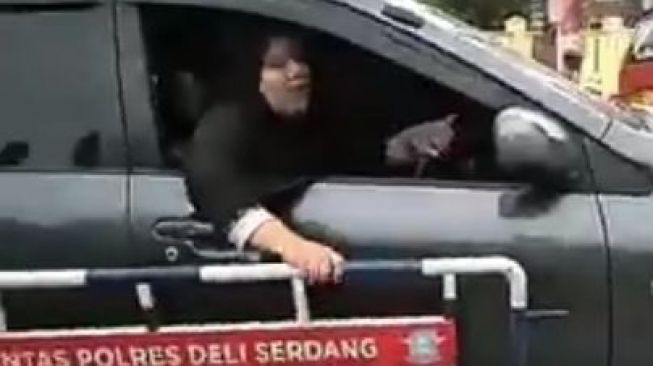 Nekat Lawan Polantas, Emak-emak Ini Terobos Barikade Jalan