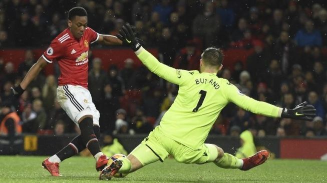 Pemain MU Anthony Martial melepaskan tendangan ke gawang Stoke City yang dikawal Jack Butland [AFP]