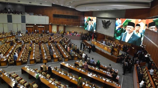 Ketua DPR Bambang Soesatyo mengucapkan sumpah ketika dilantik dalam rapat paripurna DPR, di Kompleks Parlemen, Senayan, Jakarta, Senin (15/1).