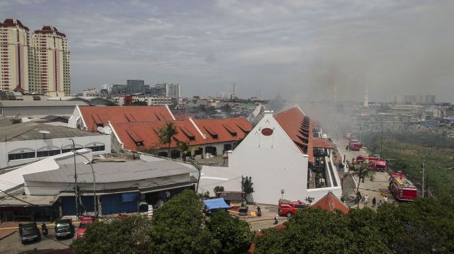 Gedung Museum Bahari di Jalan Pasar Ikan, Penjaringan terbakar, Jakarta, Selasa (16/1). 