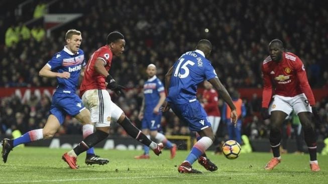 Pemain MU Anthony Martial melepaskan tendangan ke gawang Stoke City yang dikawal Jack Butland [AFP]