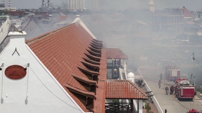 Gedung Museum Bahari di Jalan Pasar Ikan, Penjaringan terbakar, Jakarta, Selasa (16/1). 