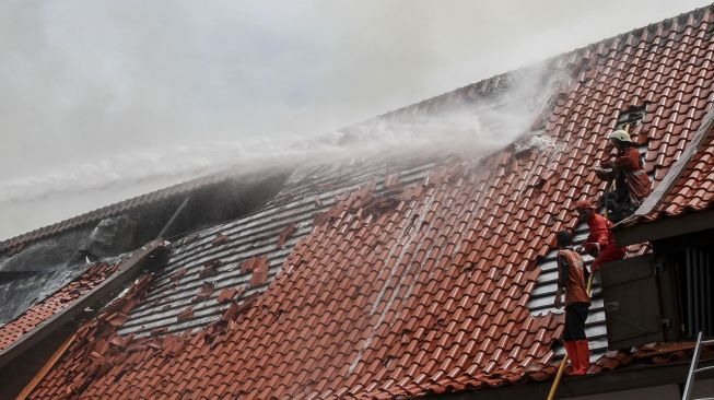 Gedung Museum Bahari di Jalan Pasar Ikan, Penjaringan terbakar, Jakarta, Selasa (16/1). 