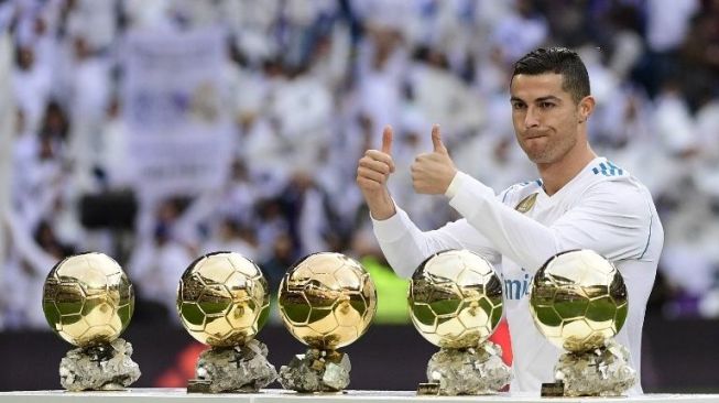 Pemain Real Madrid Cristiano Ronaldo berpose dengan lima trofi Ballon d'Or miliknya sebelum laga kontra Sevilla di ajang Liga Spanyol [AFP]