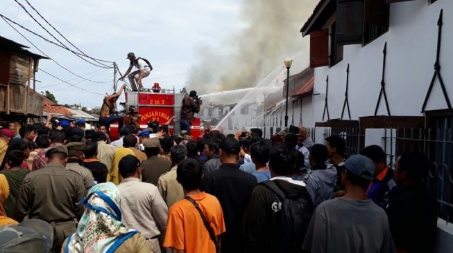 Anies Baswedan tinjau ke lokasi kebakaran di Museum Bahari. (suara.com/Dwi Bowo Raharjo)