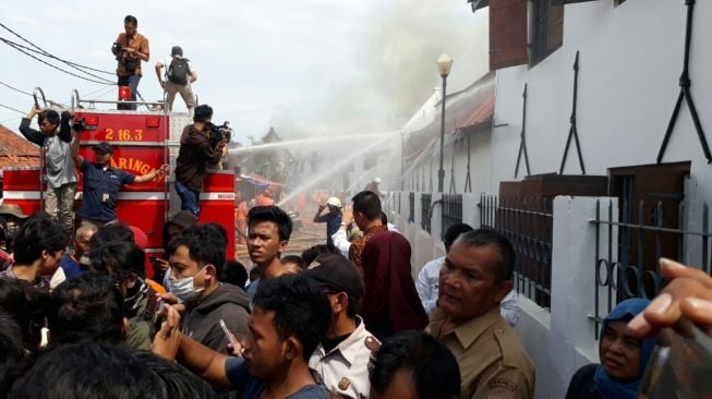 Anies Baswedan tinjau ke lokasi kebakaran di Museum Bahari. (suara.com/Dwi Bowo Raharjo)