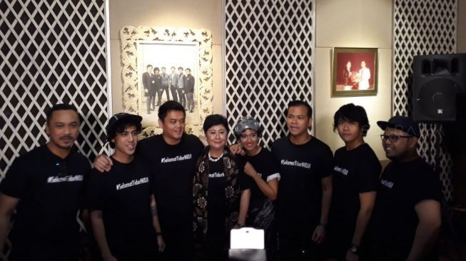 Grup band Nidji bersama produser Musica Studio Indrawati Widjaja atau Bu Acin di kantor Musica Studio, Pancoran, Jakarta Selatan pada Selasa (16/1/2018) [suara.com/Sumarni]