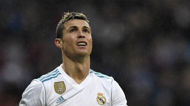 Pemain Madrid Cristiano Ronaldo terlihat kesal usai timnya dikalahkan Villarreal di Santiago Bernabeu [AFP]