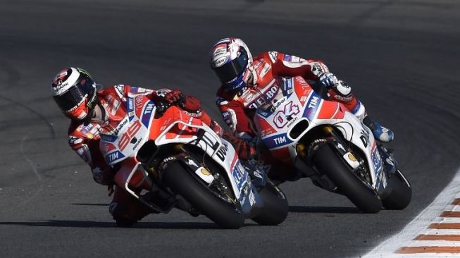 Pebalap Ducati MotoGP, Jorge Lorenzo, berada di depan rekan setimnya, Andrea Dovizioso, dalam balapan di Sirkuit Ricardo Tormo, Valencia, (12/11/2017). [AFP/Jose Jordan]