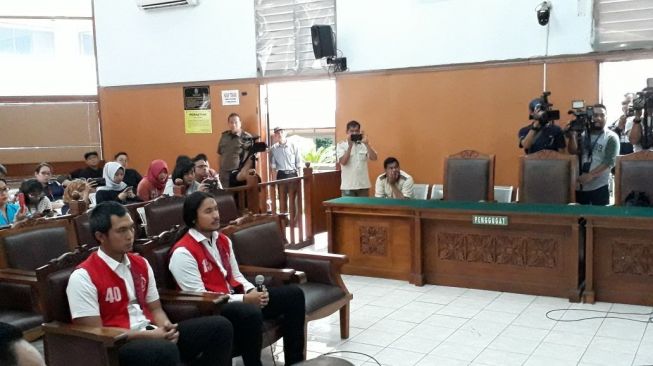 Ello saat menjalani sidang vonis di Pengadilan Negeri Jakarta Selatan, Selasa (16/1/2018). (Wahyu Tri Laksono/Suara.com)