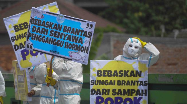 Menghimbau masyarakat agar tidak membuang sampah popok.