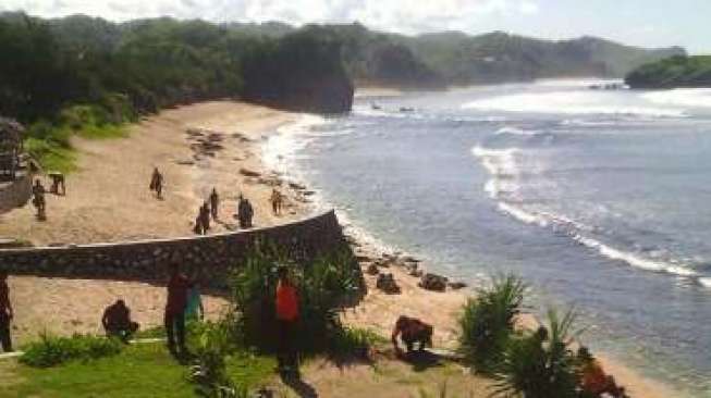 Wisatawan Pantai Krakal Dipaksa Sewa Tikar, Dinas dan DPRD Berang