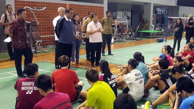 CdM Kontingen Indonesia untuk Asian Games 2018 yang juga Wakapolri, Komjen Pol Syafruddin (memakai jaket), bersama para atlet pelatnas PBSI di Cipayung, Jakarta Timur, Rabu (17/1/2018). [Suara.com/Rizki Nurmansyah]