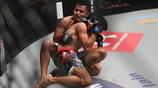 Stefer Rahardian (atas) saat bertarung di ring. [Dok. ONE Championship]