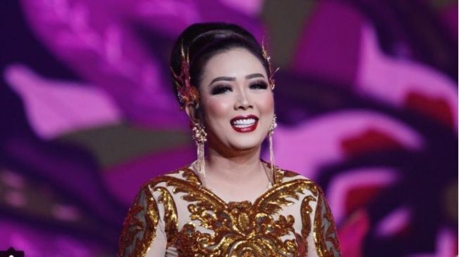 Potret Soimah Pakai Kostum Nyeleneh saat Fashion Show, Iis Dahlia Ngakak
