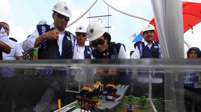 Menteri Keuangan Sri Mulyani (tengah) bersama Menteri Perhubungan Budi Karya Sumadi (kiri), Menteri PU-PERA Basuki Hadimuljono (kedua kiri) dan Gubernur Sumut Tengku Erry Nuradi (kanan) melihat maket jalur ganda rel layang kereta api, di Medan, Sumatera Utara, Rabu (17/1). 